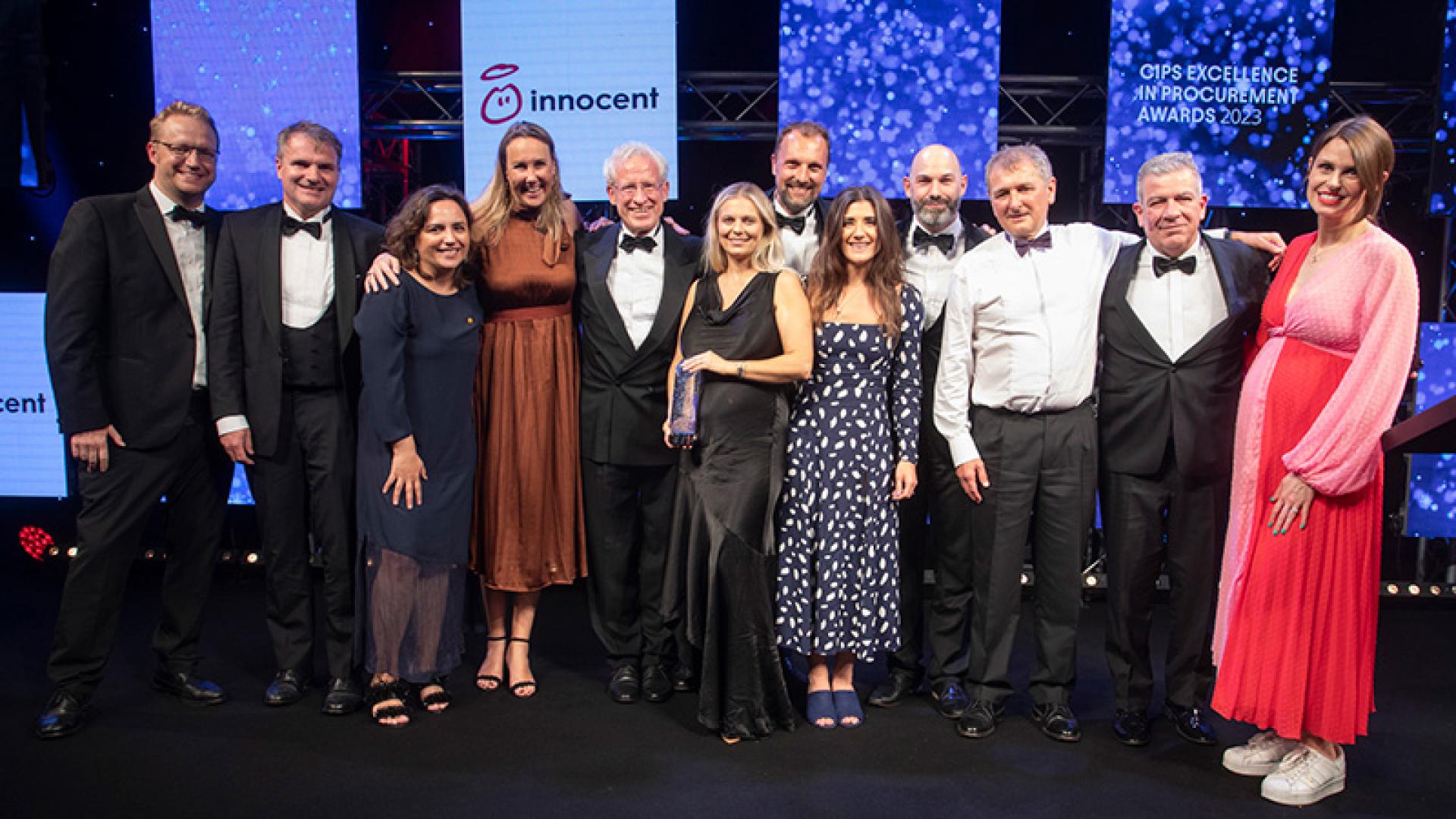 Groepsfoto Innocent wint Award