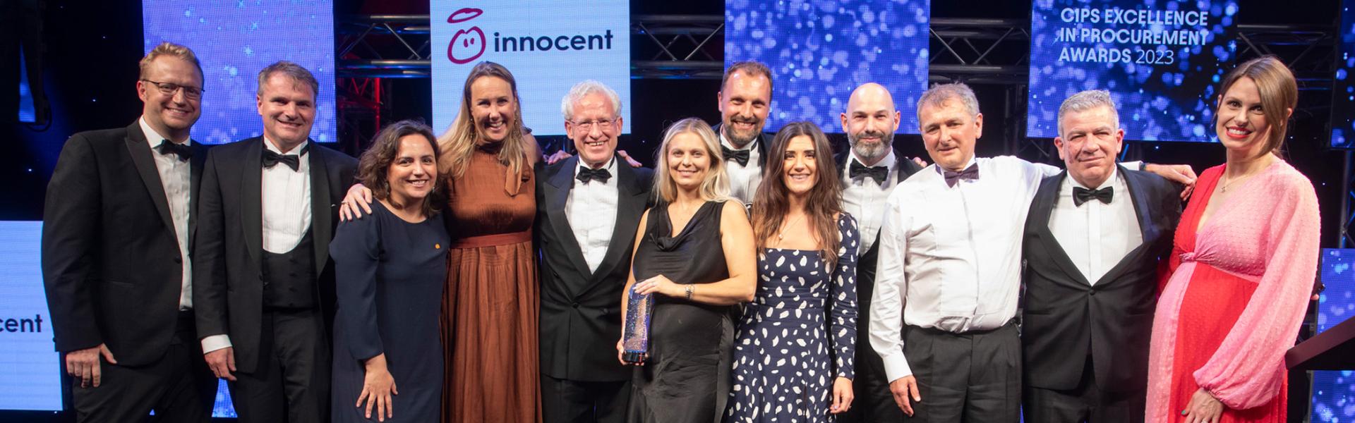 Groepsfoto Innocent wint Award