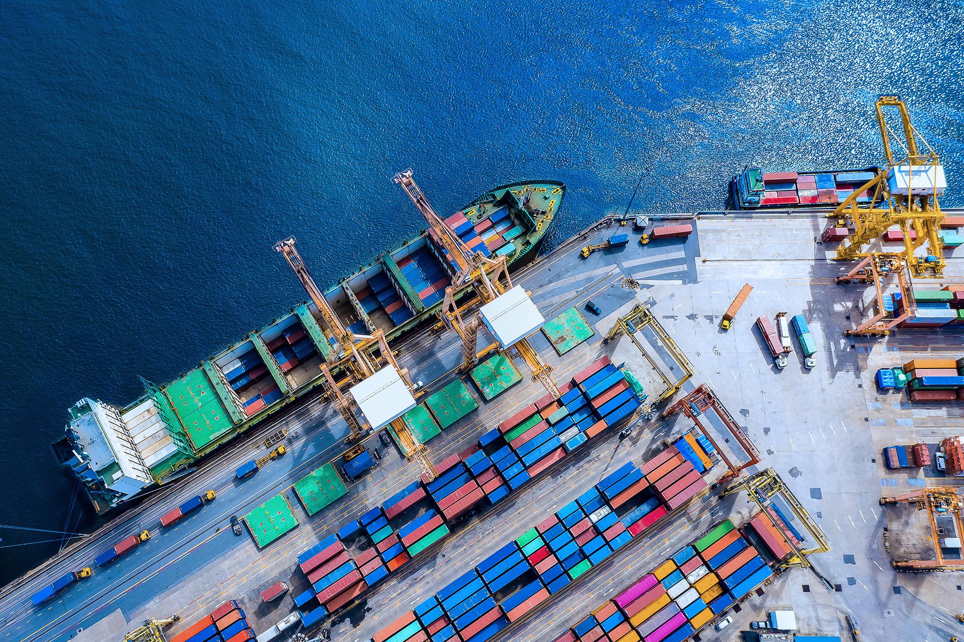 Schip met containers in haven